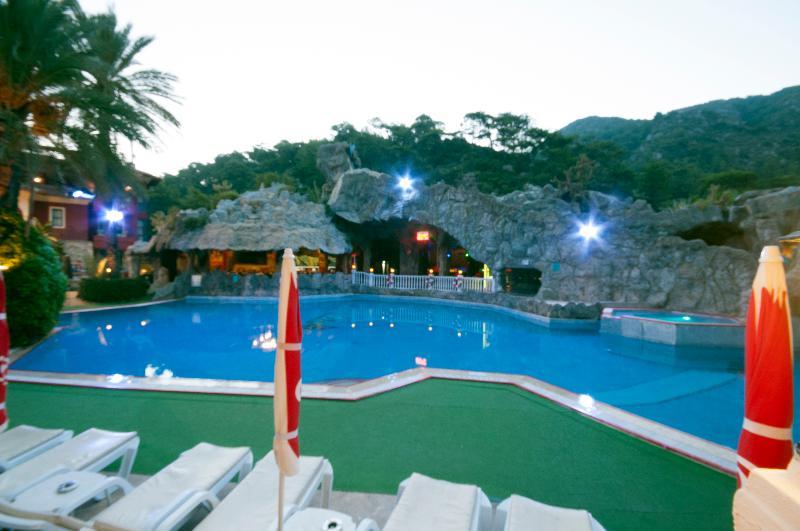 Grand Aquarium Apart İçmeler Exterior foto